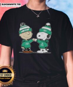 Charlie Brown fist bumping Snoopy in New York Jets football tee - Nice Peanuts design for ladies.