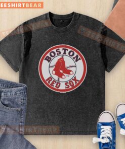 Alt Text: Official Boston Red Sox 76 Washed T-Shirt in navy blue, featuring the iconic team logo and vintage style.