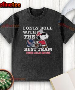 Original Ole Miss Rebels x Snoopy t-shirt for football lovers, featuring 'I Only Roll With The Best Team' design.