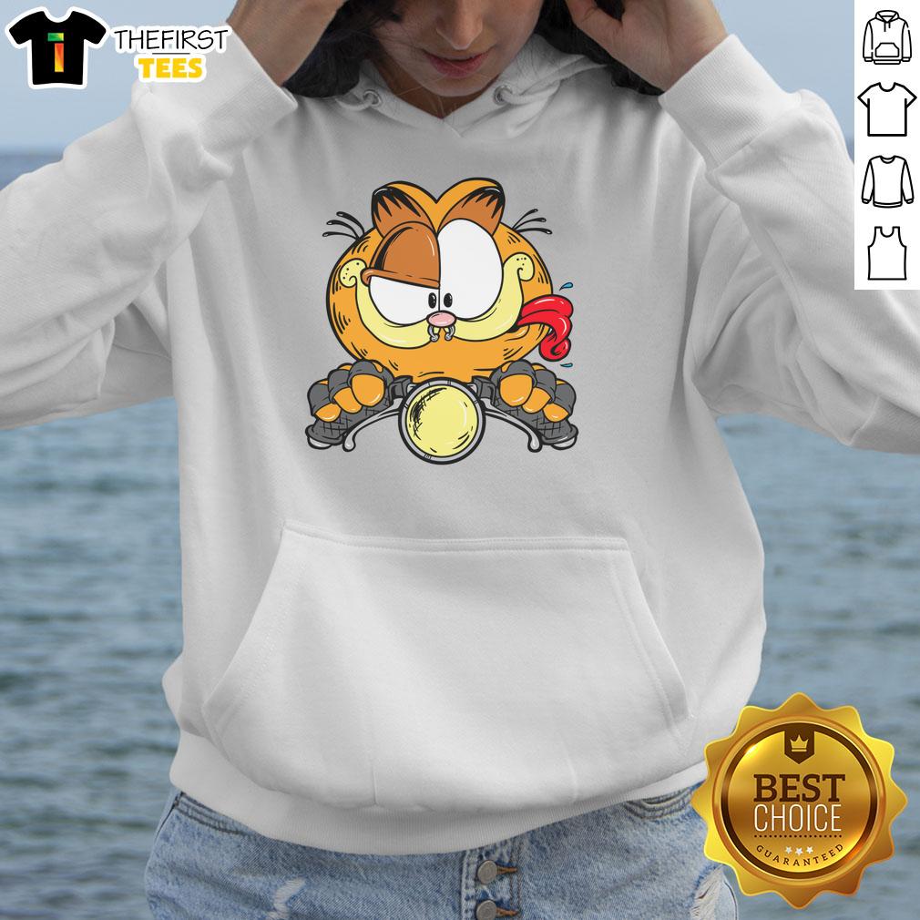 premium-cartoon-garfield-cat-on-a-motorcycle-hoodie Premium cartoon Garfield cat on a motorcycle hoodie, showcasing a fun design for cat lovers and motorcycle enthusiasts.