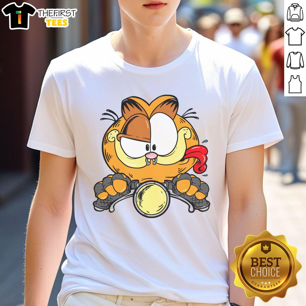 premium-cartoon-garfield-cat-on-a-motorcycle-t-shirt Alt Text: Premium cartoon Garfield cat riding a motorcycle on a stylish T-shirt, perfect for cat lovers and fans of humor.