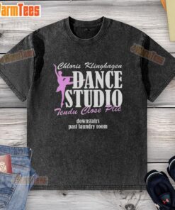 Alt Text: Premium Chloris Klinghagen Dance Studio Tendu close-up showing a dancer in pli near the laundry room, wearing a lettered t-shirt.
