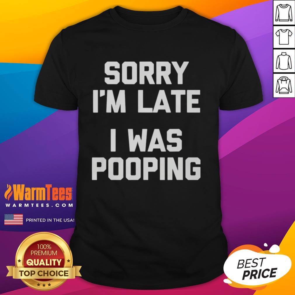 premium-sorry-im-late-i-was-pooping-t-shirt-1 Alt Text: Premium Sorry I'm Late, I Was Pooping T-Shirt featuring humorous graphic, perfect for casual wear and funny gifts.