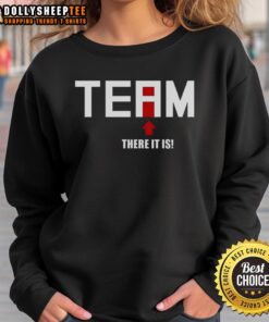 Premium sweatshirt featuring 'There Is No I In Team, There It Is' slogan for team spirit and motivation.