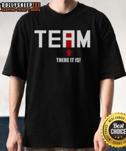 Alt Text: Premium 'There Is No I In Team' T-Shirt featuring bold typography, perfect for team spirit and casual wear.