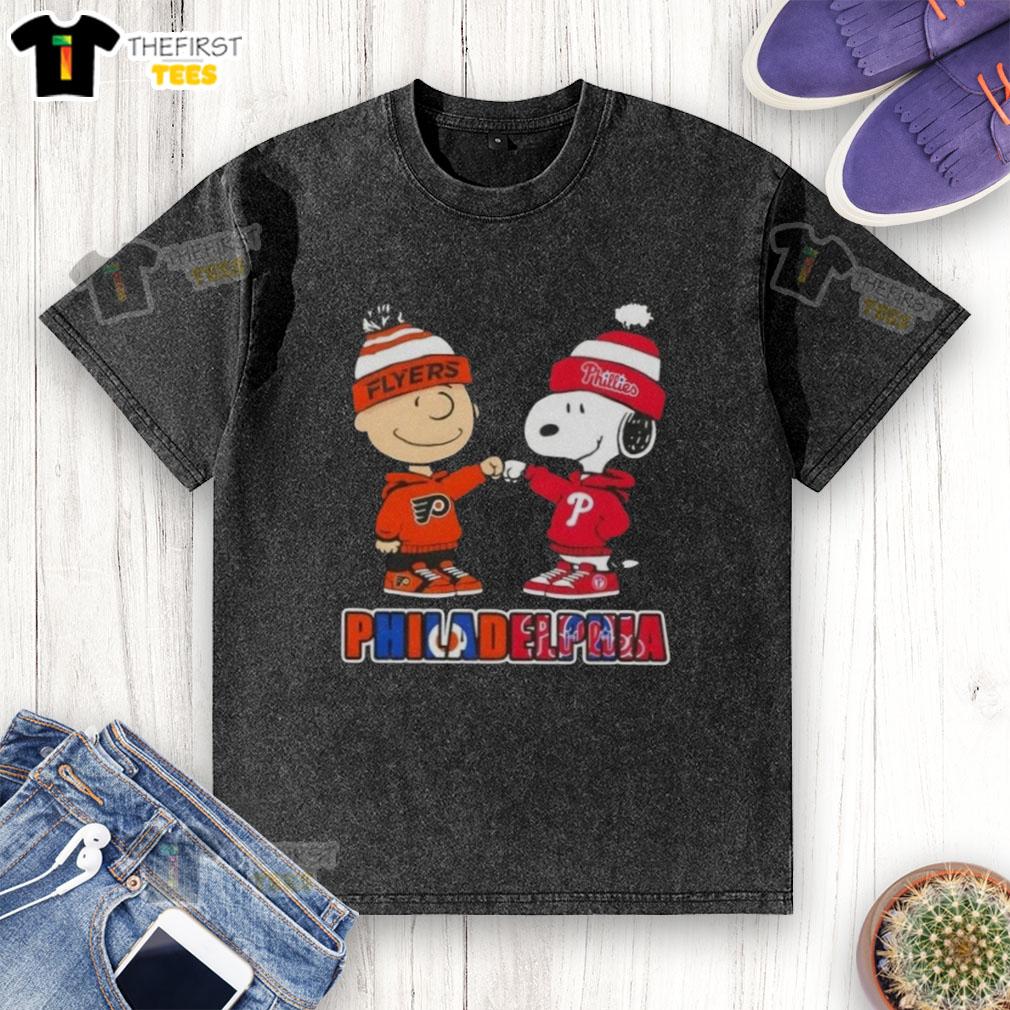 pretty-charlie-brown-fist-bump-snoopy-philadelphia-city-sports-phillies-x-flyers-washed-t-shirt Pretty Charlie Brown fist bumping Snoopy in a Philadelphia City Sports Phillies X Flyers washed t-shirt design.