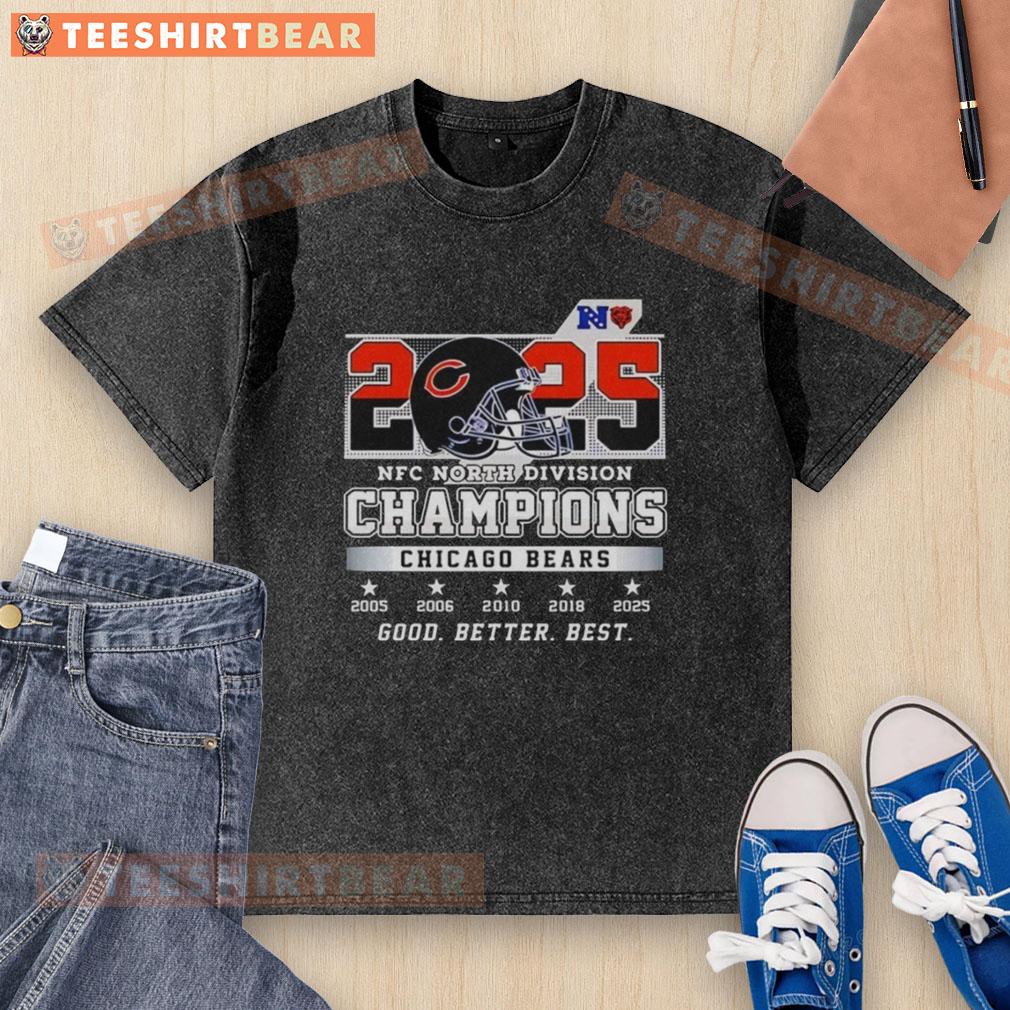 pretty-chicago-bears-nfc-north-division-champions-2025-good-better-best-washed-t-shirt Alt Text: Pretty Chicago Bears NFC North Division Champions 2025 Good Better Best washed t-shirt in navy blue.