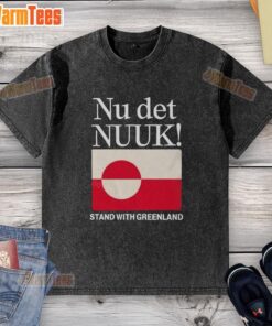 Pretty Nu Det Nuuk stand t-shirt featuring the Greenland flag design, perfect for casual wear and expressing pride.