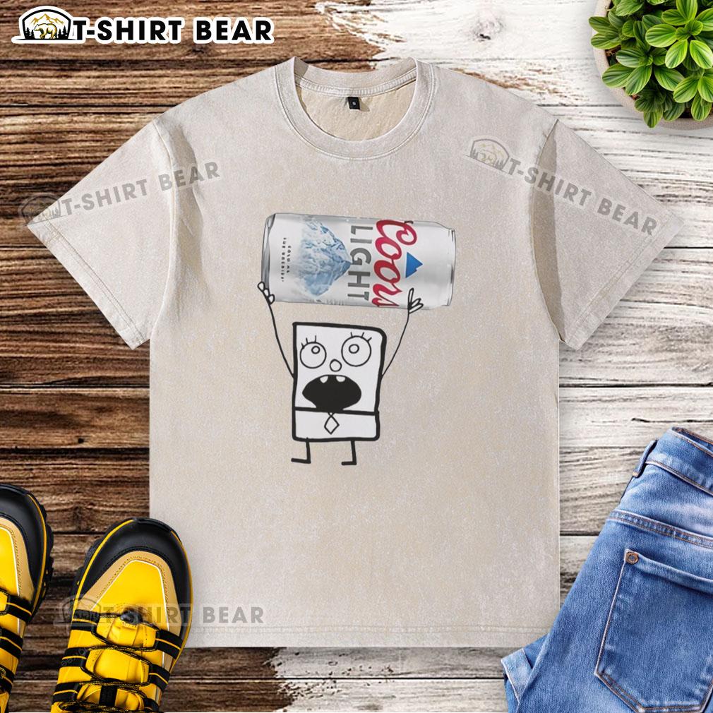 Top Doodlebob Holding Coors Light Can Washed T Shirt Alt Text: Doodlebob holding a Coors Light can, wearing a washed t-shirt, showcasing a fun cartoon character in vibrant colors.