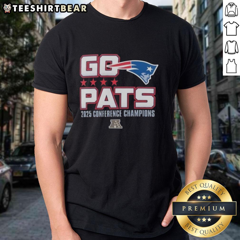 top-go-pats-2025-afc-conference-champions-new-england-patriots-t-shirt-1 Alt Text: Top Go Pats 2025 AFC Conference Champions New England Patriots T-Shirt featuring bold team graphics.