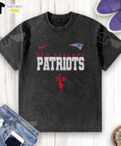 Top New England Patriots NFL Elvis Presley fan washed t-shirt featuring a vintage design and comfortable fit.