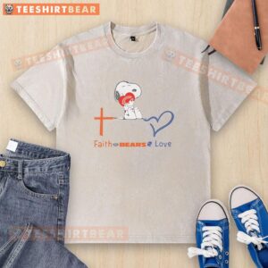 Premium Chicago Bears Snoopy Hugs Heart Faith Bears Love Washed T-Shirt featuring a playful Snoopy graphic and vibrant colors.