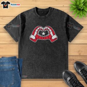 Nice USA Hockey heart graphic on gloves design washed t-shirt, perfect for hockey fans and casual wear.