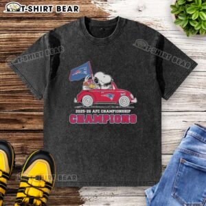Official Snoopy and Woodstock riding New England Patriots car on AFC Championship Champions 2025-26 washed t-shirt.
