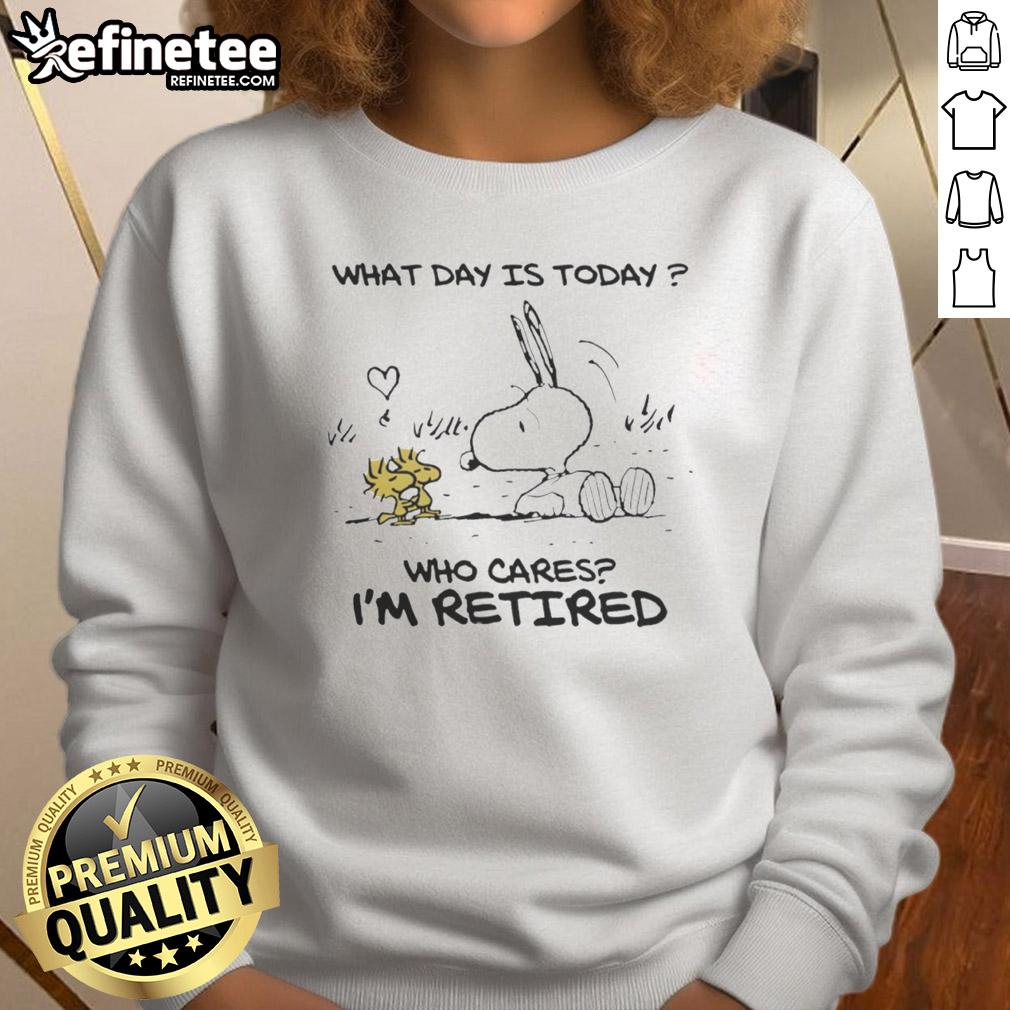 awesome-snoopy-peanuts-what-day-is-today-who-cares-im-retired-sweatshirt Awesome Snoopy Peanuts sweatshirt featuring 'What Day Is Today? Who Cares, I'm Retired' design.