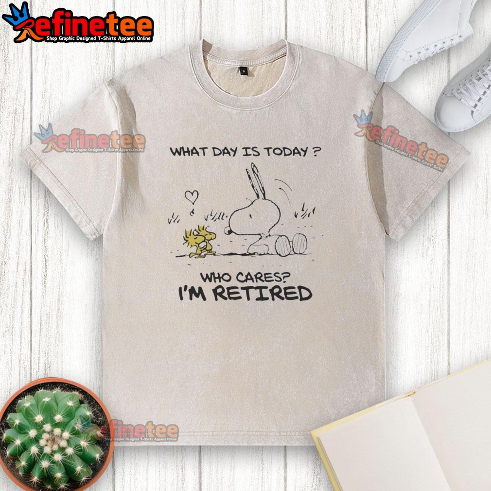 awesome-snoopy-peanuts-what-day-is-today-who-cares-im-retired-washed-t-shirt Alt Text: Awesome Snoopy Peanuts 'What Day Is Today? Who Cares, I'm Retired' washed t-shirt featuring cartoon design.