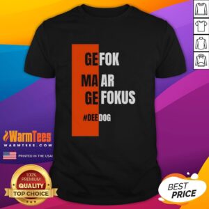 Alt Text: Stylish Nice Gefok Maar Gefokus Deedog T-Shirt featuring a bold graphic design on a soft fabric background.