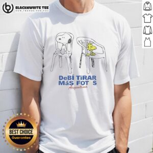 Alt Text: Awesome Snoopy and Woodstock sitting on chairs on Debi Tirar Mas Fotos Argentina T-shirt design.