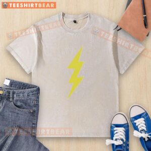 Alt Text: Premium The IT Crowd Roy Trenneman Lightning Bolt Washed T-Shirt featuring a vibrant lightning bolt design.