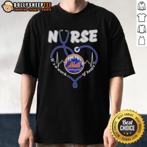 Nice New York Mets MLB nurse T-shirt featuring a stethoscope design and 'It's a Work of Heart' slogan for fans.