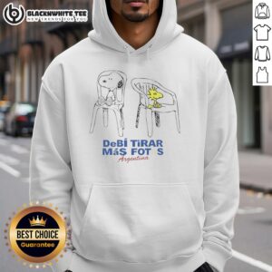 Alt Text: Snoopy and Woodstock sitting on chairs wearing a hoodie, perfect for Debi Tirar Mas Fotos Argentina fans.