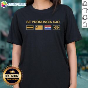 Top Se Pronuncia Djo Flag Ladies Tee featuring a stylish design with a vibrant flag graphic, perfect for casual wear.