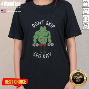 Awesome frog graphic on a 'Don't Skip Leg Day' ladies tee, perfect for fitness enthusiasts and animal lovers.