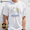 Alt Text: Awesome Snoopy and Woodstock sitting on chairs on Debi Tirar Mas Fotos Argentina T-shirt design.