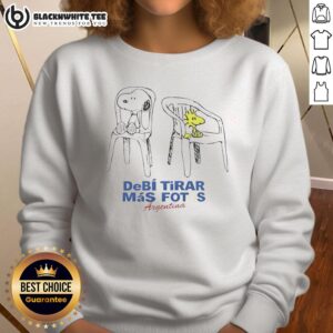 Snoopy and Woodstock sitting on chairs wearing Debi Tirar Mas Fotos Argentina sweatshirt, perfect for fans.