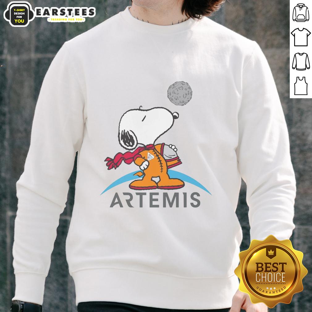 official-snoopy-artemis-astronaut-sweatshirt Official Snoopy Artemis Astronaut Sweatshirt featuring Snoopy in a spacesuit, perfect for space and Peanuts fans.