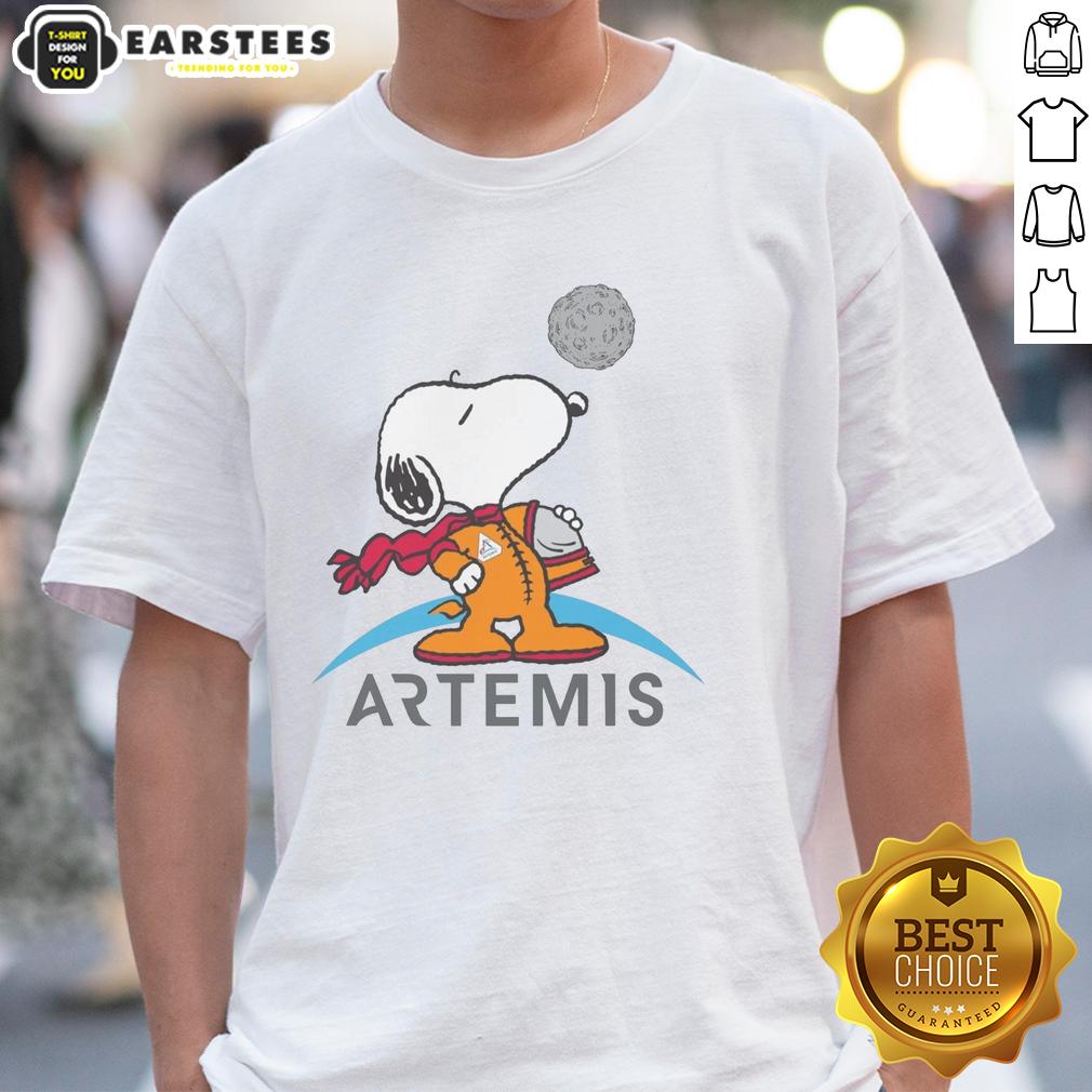 official-snoopy-artemis-astronaut-t-shirt-1 Official Snoopy Artemis Astronaut T-Shirt featuring Snoopy in a space suit, perfect for space enthusiasts and fans.