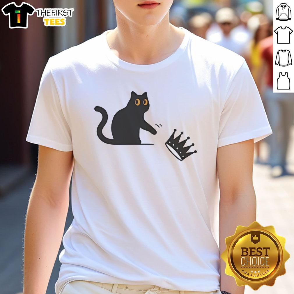 pretty-black-cat-throw-crown-no-kings-in-american-t-shirt Pretty black cat wearing a crown on a 'No Kings In America' T-shirt, perfect for cat lovers and unique fashion.