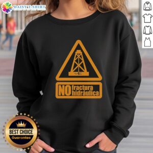 Top No Fractura Hidraulica Sweatshirt featuring a bold design promoting anti-fracking awareness and environmental activism.
