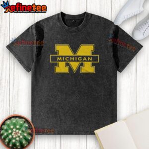 Stylish Nice University of Michigan washed t-shirt in navy blue with a vintage logo, perfect for casual wear.