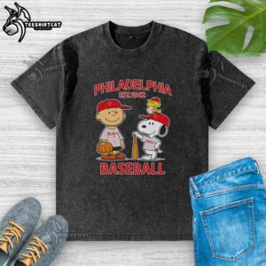 Awesome Charlie Brown and Snoopy X Philadelphia Phillies Basketball Est. 1962 washed t-shirt design featuring vibrant graphics.