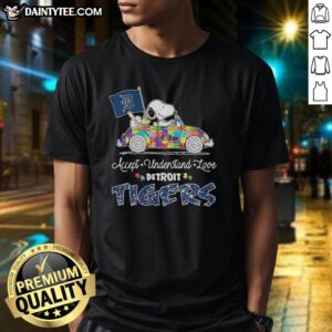 Original Detroit Tigers X Snoopy and Woodstock driving car T-shirt showcasing love and understanding theme.