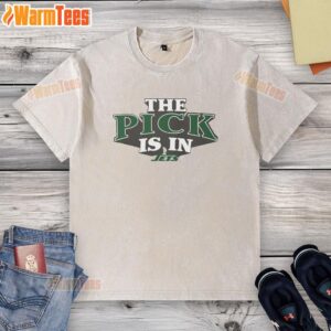 Alt Text: Awesome New York Jets pick is in washed t-shirt featuring vibrant team colors and logo, perfect for fans.
