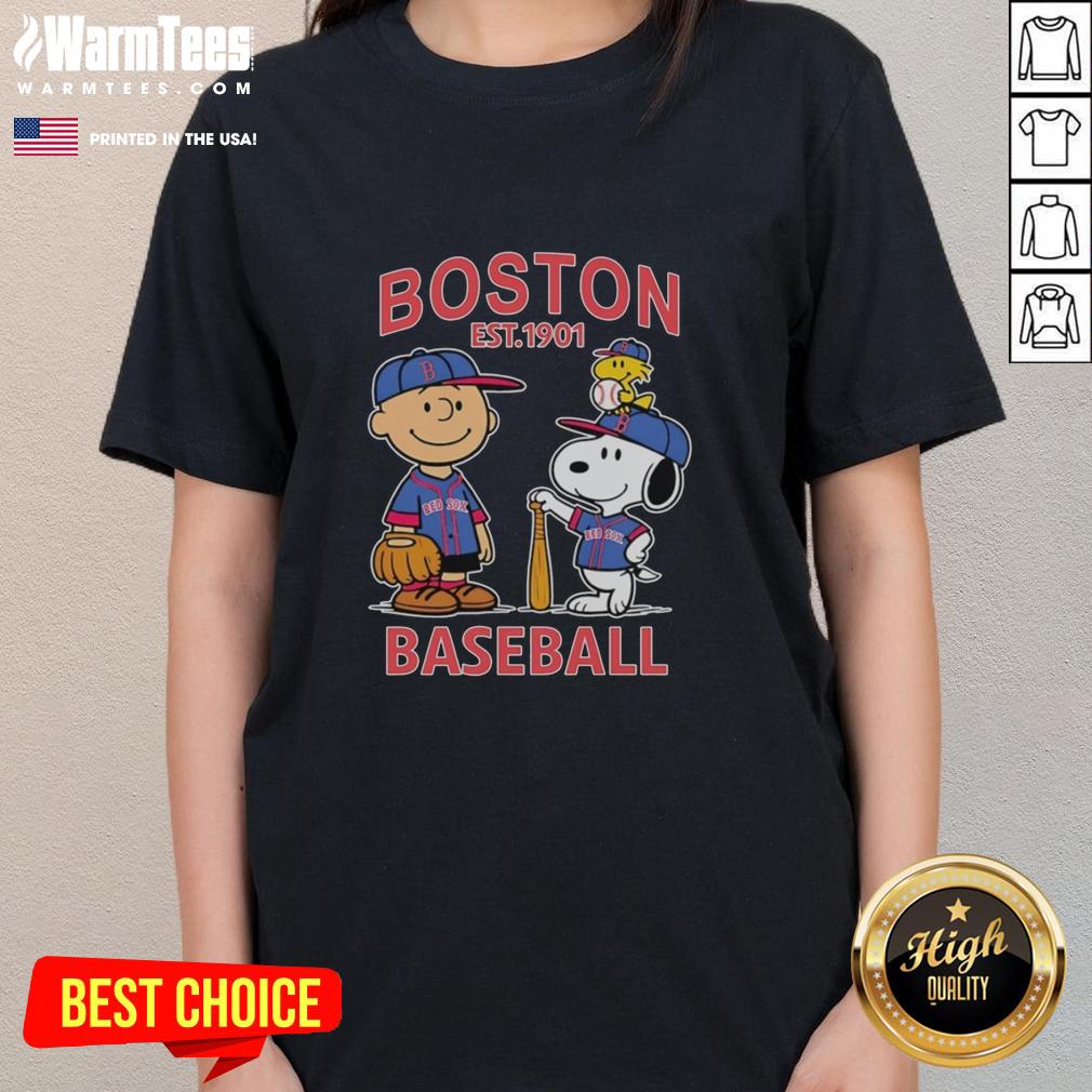 cute-charlie-brown-snoopy-and-woodstock-with-boston-red-sox-baseball-jersey-est-1901-ladies-tee Cute Charlie Brown, Snoopy, and Woodstock in Boston Red Sox jersey, perfect for baseball fans and Peanuts lovers.