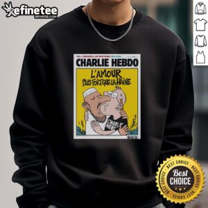 Alt Text: Two men kissing in a vibrant 'L'Amour Plus Fort Que La Haine' sweatshirt, symbolizing love and unity, Charlie Hebdo style.