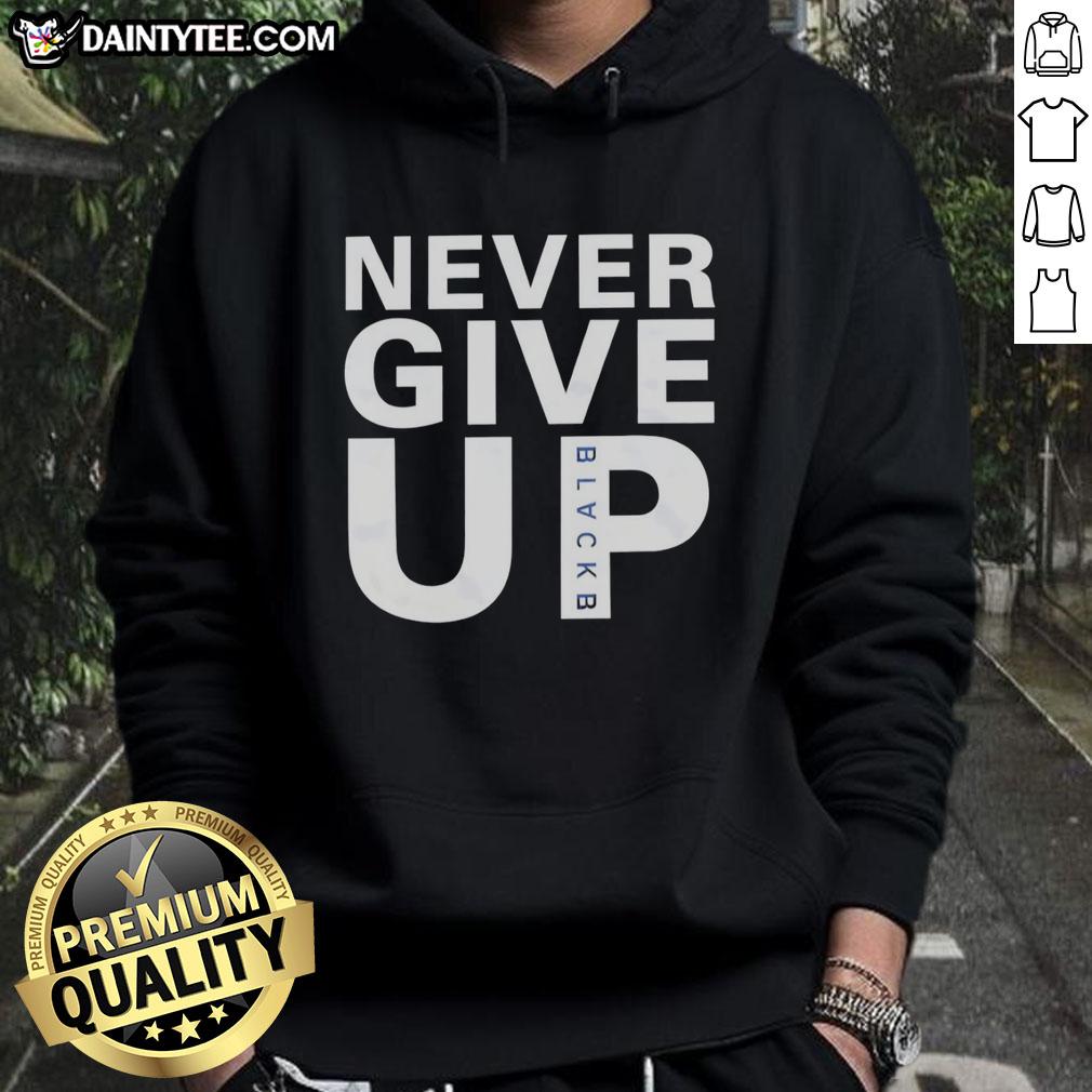 good-mohamed-salah-wearing-never-give-up-hoodie Mohamed Salah wearing a Never Give Up hoodie, showcasing his determination and style on and off the field.
