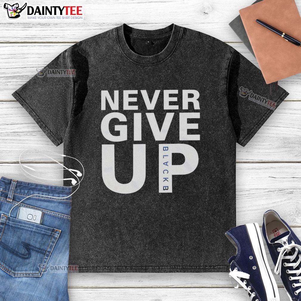 good-mohamed-salah-wearing-never-give-up-washed-t-shirt Good Mohamed Salah wearing a Never Give Up washed t-shirt, showcasing his stylish and motivational sportswear.