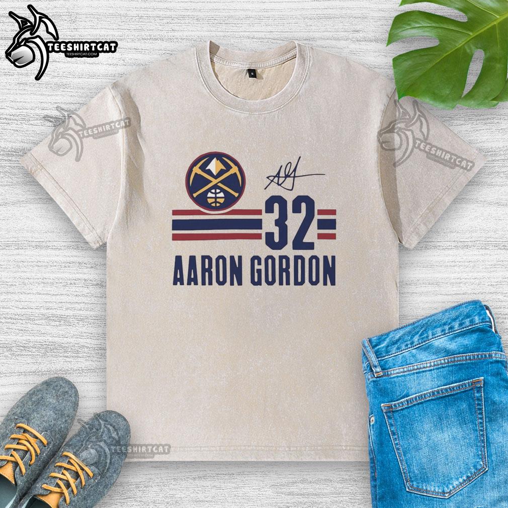 nice-aaron-gordon-denver-nuggets-signature-name-and-number-washed-t-shirt Alt Text: Aaron Gordon Denver Nuggets signature name and number washed t-shirt featuring vibrant team colors and logo.