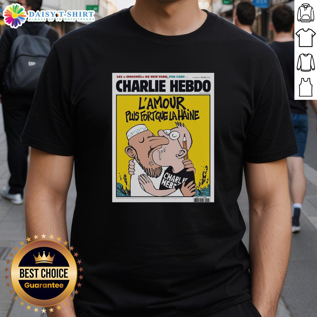 Top Two Men Kissing Charlie Hebdo L’Amour Plus Fort Que La Haine T Shirt Alt Text: Two men kissing on a 'Charlie Hebdo LAmour Plus Fort Que La Haine' T-shirt, showcasing love over hate.