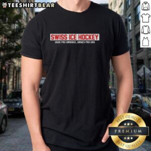 Alt Text: Top Swiss Ice Hockey 'Unus Pro Omnibus Omnes Pro Uno' red text T-shirt showcasing team spirit and style.