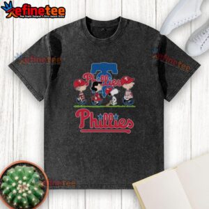 Good Snoopy Charlie Brown Linus And Lucy Wearing Philadelphia Phillies Baseball Jersey T-Shirt - Image 6