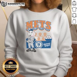 Alt Text: Stylish Pretty Mitchell & Ness cream sweatshirt featuring New York Mets logo, perfect for fans and casual wear.