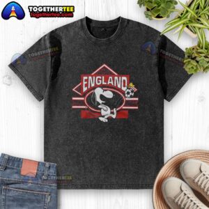 Top Peanuts Snoopy X England Soccer washed t-shirt featuring a playful Snoopy graphic in team colors.