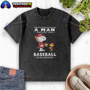 Nice The Peanuts X St. Louis Cardinals t-shirt featuring 'Never Underestimate A Man Who Plays Baseball In His Seventies' design.