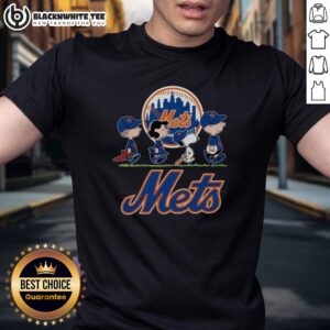 Cute Snoopy, Charlie Brown, Linus, and Lucy wearing New York Mets baseball jersey t-shirts in a vibrant cartoon scene.