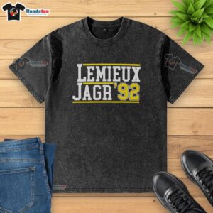 Nice Mario Lemieux and Jaromir Jagr 92 washed t-shirt featuring iconic Pittsburgh Penguins players.